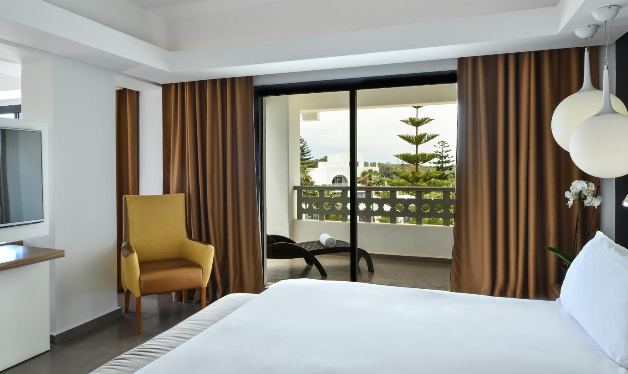 โรงแรมพูลแมนมาซากาน รอยัลกอล์ฟแอนด์สปา เอลจาดิด้า ภายนอก รูปภาพ A bedroom with a sliding door