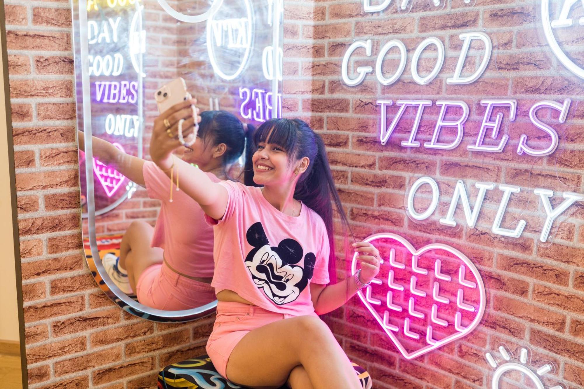 โรงแรมพูลแมนมาซากาน รอยัลกอล์ฟแอนด์สปา เอลจาดิด้า ภายนอก รูปภาพ A woman wearing a Mickey Mouse t-shirt