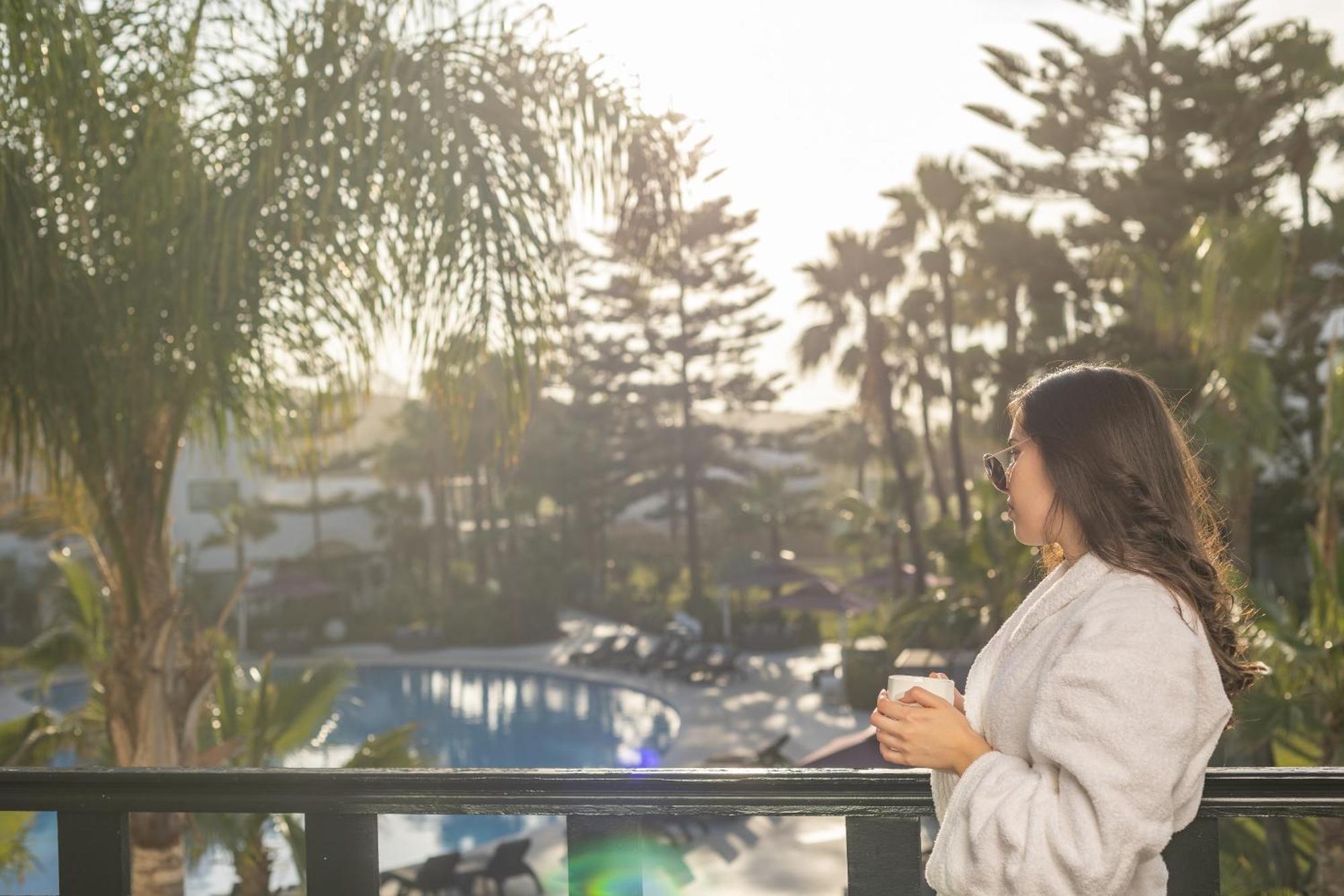 โรงแรมพูลแมนมาซากาน รอยัลกอล์ฟแอนด์สปา เอลจาดิด้า ภายนอก รูปภาพ A woman wearing a bathrobe
