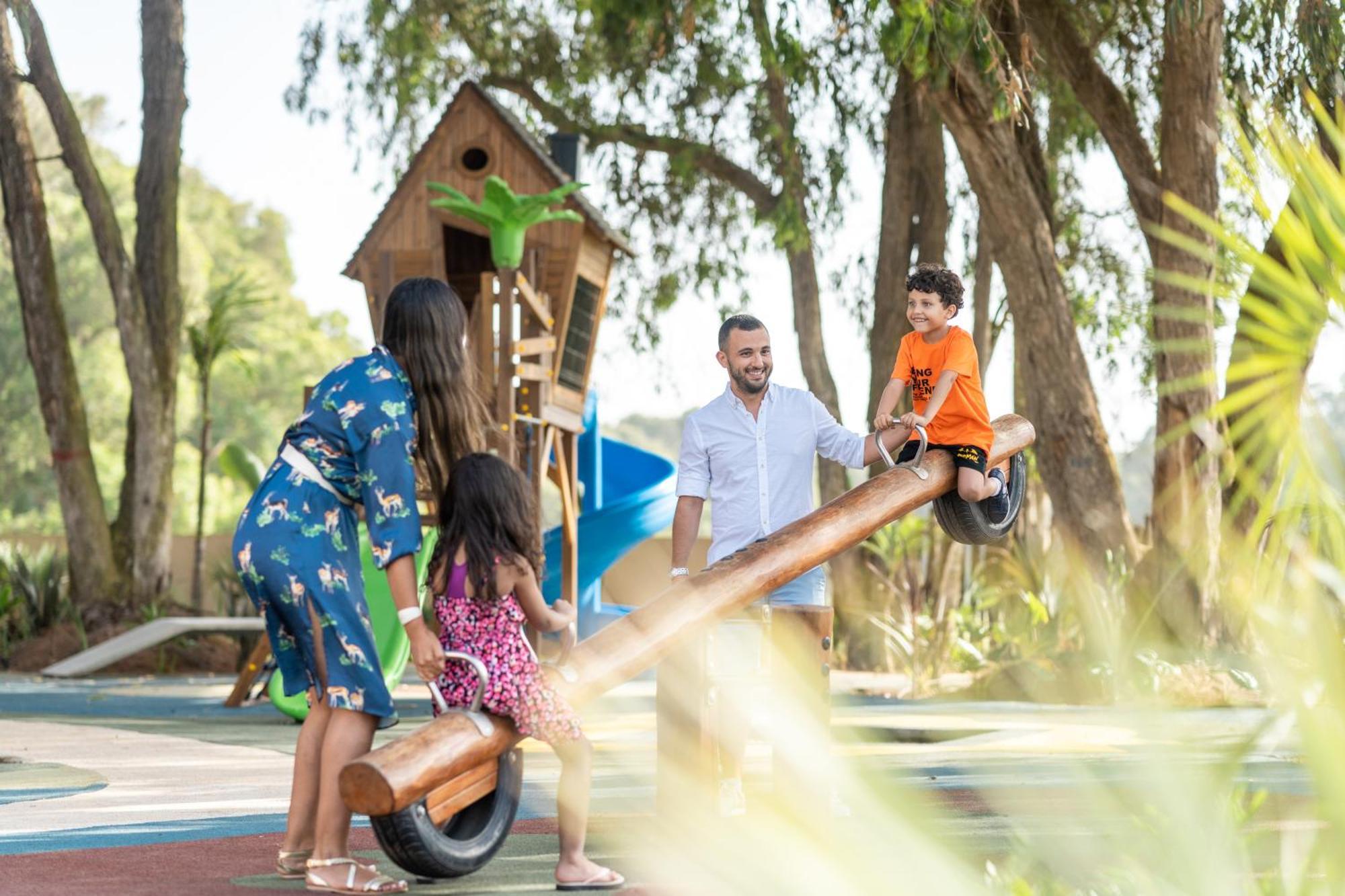 โรงแรมพูลแมนมาซากาน รอยัลกอล์ฟแอนด์สปา เอลจาดิด้า ภายนอก รูปภาพ Family playing in the park