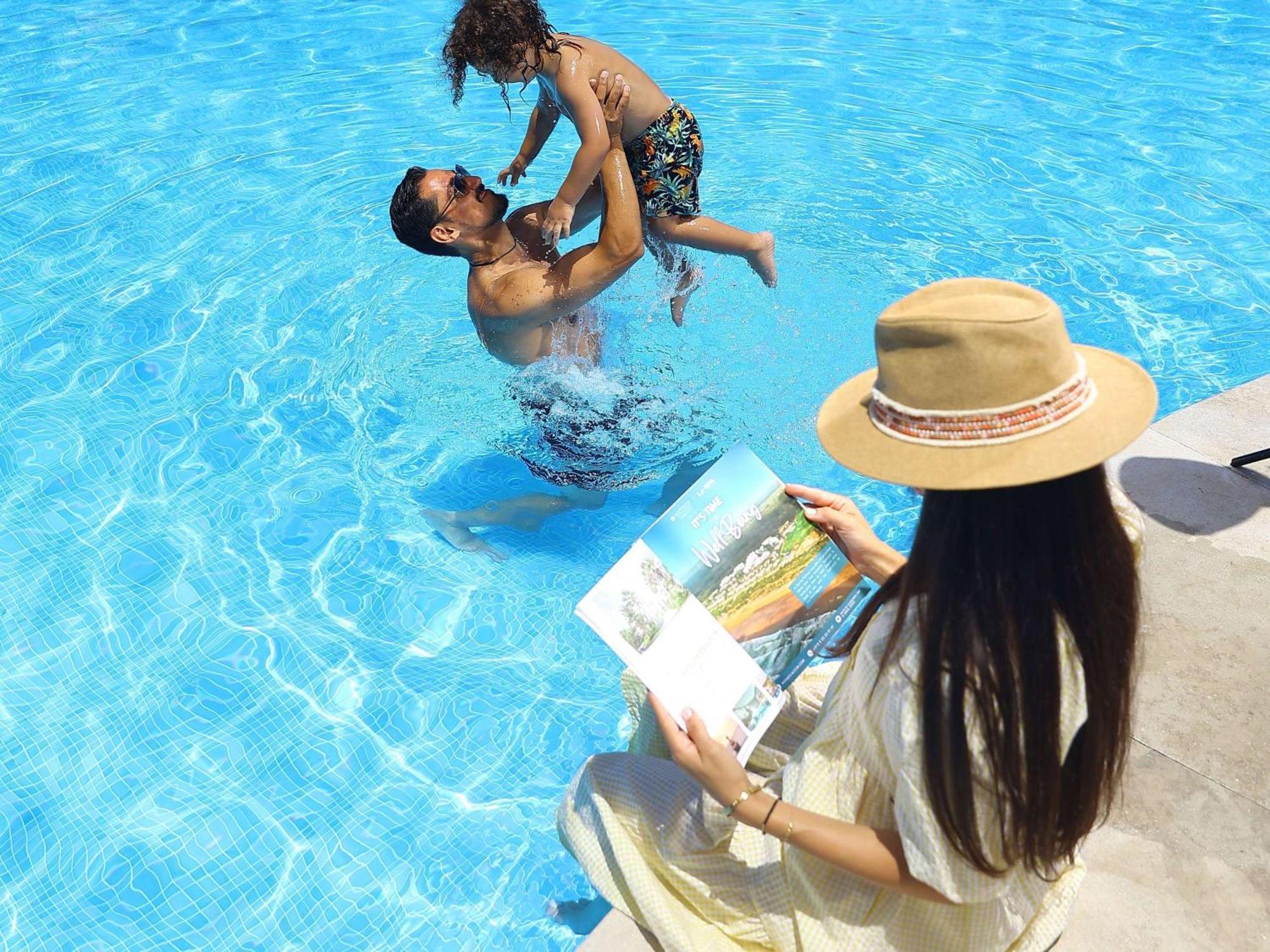 โรงแรมพูลแมนมาซากาน รอยัลกอล์ฟแอนด์สปา เอลจาดิด้า ภายนอก รูปภาพ Family at a pool