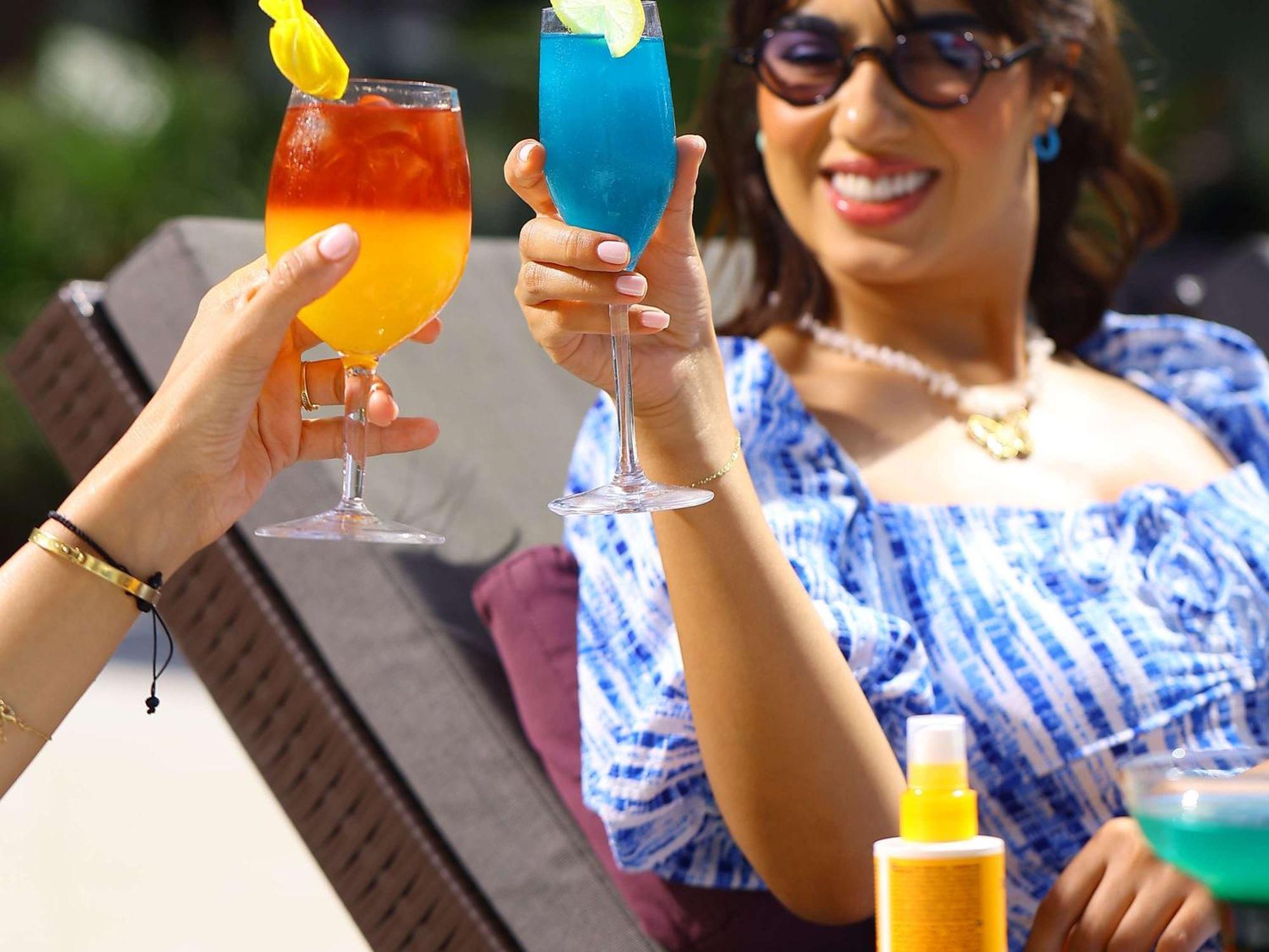 โรงแรมพูลแมนมาซากาน รอยัลกอล์ฟแอนด์สปา เอลจาดิด้า ภายนอก รูปภาพ A woman drinking cocktails